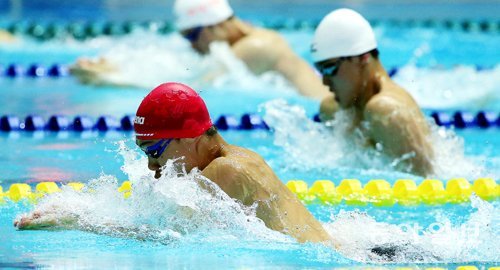 주장훈, 평영 50m 한국신 주장훈(왼쪽)이 25일 광주 남부대 국제수영장에서 열린 제89회 동아수영대회 남자 일반부 평영 50m 예선에서 27초47을 기록해 지난해 이 대회에서 신형근이 세운 27초73의 한국신기록을 갈아 치웠다. 주장훈은 결선에서 27초73으로 우승했다. 광주=박영철 기자 skyblue@donga.com