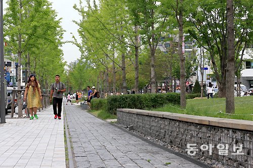 ▲ 토요일인 24일 서울 마포구 경의선숲길 공원 연남동 구간에서 시민들이 산책을 즐기고 있다. 전영한 기자 scoopjyh@donga.com