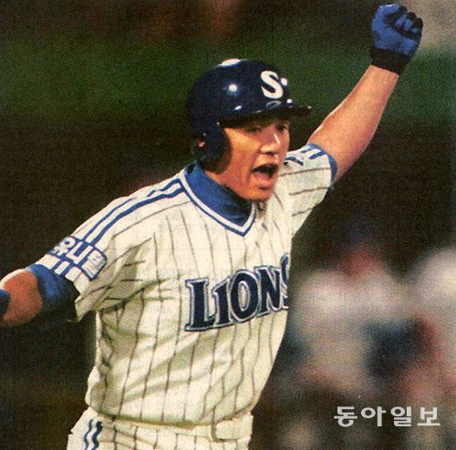 1999년 프로야구 최초로 50홈런을 돌파한 뒤 포효하고 있는 이승엽. 동아일보DB