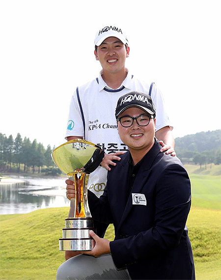 역전극 황중곤 “캐디 친형, 얼마 줘야 할지”