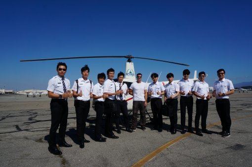 미국 현지 비행훈련원(캘리포니아 치노공항)에서 훈련 중인 한서대 헬리콥터조종학과 학생들과 교관.