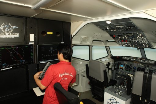 한서대 항공전자공학과 학생이 비행 시뮬레이터 장비를 점검하고 있다.