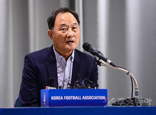 신임 기술위원장으로 선임된 김호곤 대한축구협회 부회장이 26일 서울 신문로 축구회관에서 기자회견을 열고 차기 기술위 구성과 국가대표팀 사령탑의 자격요건에 대한 견해를 밝히고 있다. 김종원 기자 won@donga.com