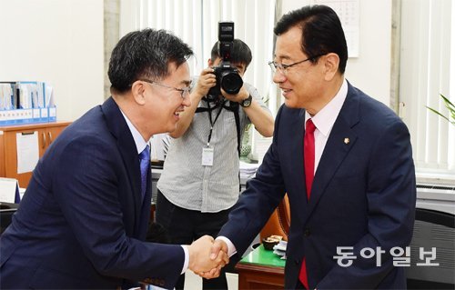 김동연 부총리 “추경 도와달라”… 한국당 “동의 못해” 김동연 경제부총리 겸 기획재정부 장관(왼쪽)이 
26일 국회에서 이현재 자유한국당 정책위의장을 만나 11조 원 규모의 일자리 추가경정예산 편성안의 국회 통과를 호소했다. 이 
의장은 “법적 요건을 충족하지 못했고 막대한 세금 부담이 있어 동의하기 어렵다”며 반대 견해를 재차 내비쳤다. 원대연 기자 
yeon72@donga.com