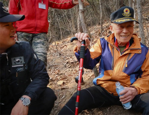 올해 3월 말 류수은 국방부 유해발굴감식단 발굴팀장(왼쪽)과 함께 경북 영덕의 유해 발굴 현장을 찾은 고 서정열 씨. 국방부 유해발굴감식단 제공