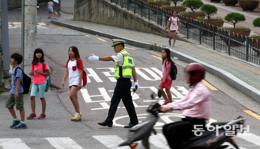 서울의 한 어린이보호구역(스쿨존)에서 경찰이 통학하는 어린이를 보호하고 있다. 동아일보DB
