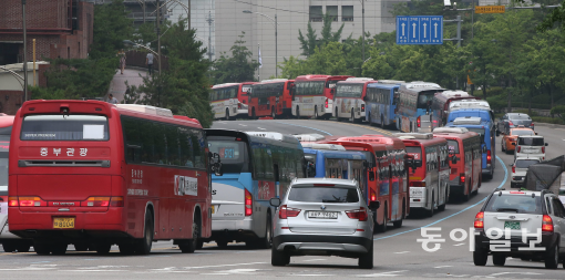 서울 중구 삼일대로에서 남산1호터널을 빠져나와 종로2가로 향하는 버스와 승용차들이 도로에서 정체를 빚고 있다. 이 구간은 평소에도  강남, 분당 등을 오가는 교통량이 많아 상습적으로 정체가 빚어지고 있다. 동아일보DB﻿