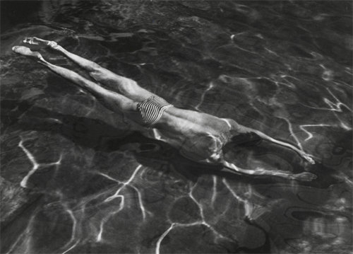 ‘수영하는 사람’(1917년). 수영하는 사람의 몸이 물과 빛의 반사작용에 의해 왜곡된 형태를 띤다.