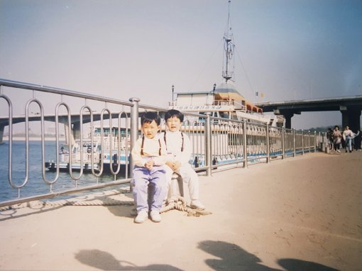 <구글 포토스캐너 앱으로 스캔한 사진 여백도 없고, 빛 반사도 없다. 이미지를 최대한 원본에 가깝게 디지털화할 수 있다>(출처=IT동아)