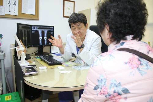 시니어일자리센터에서 생계를 꾸려가고 있는 김모 씨(80)는 노인나눔의료재단의 도움을 받아 무릎 퇴행성관절염 수술을 받았다. 노인의료나눔재단 제공