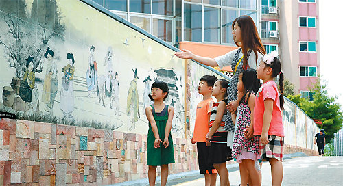 27일 대구 서구 비산성당 골목길에서 어린이집 원생들이 교사의 이야기를 들으며 벽화를 관람하고 있다. 대구 서구 제공