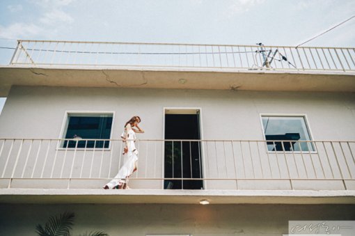 러플 장식 슬리브리스 톱, 스커트 모두 그리디어스. 트위드 샌들 슈콤마보니.