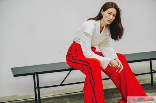 오버사이즈 테일러드 재킷, 와이드 팬츠 모두 푸시버튼. 뮬 로우클래식.