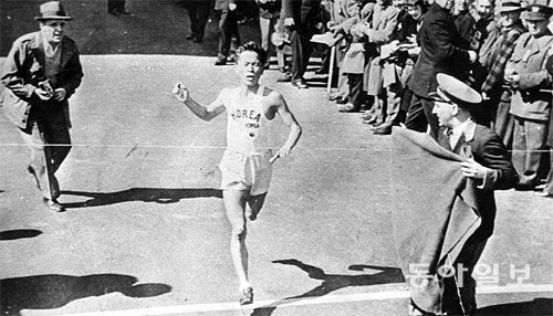 그때 그 감격 고 서윤복 선생이 1947년 4월 19일(현지 시간) 미국 보스턴 마라톤 대회에서 가장 
먼저 결승선을 통과하고 있다. 1897년 시작한 이 대회에서 아시아인이 우승한 것은 처음이었다. 고인이 기록했던 
2시간25분39초는 당시 세계 최고기록이었다. 동아일보DB