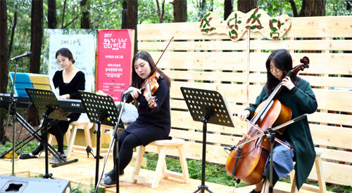 4월 ‘문화가 있는 날’에 제주 서귀포 치유의 숲에서 열린 공연 모습. 문화체육관광부 제공