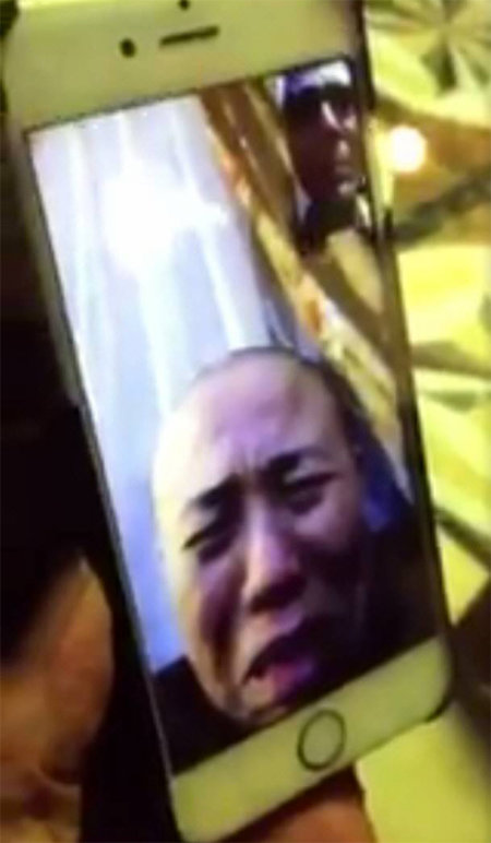 중국 민주화 운동가 류샤오보의 아내(화면 속)가 24일 옥중에 갇힌 남편의 건강을 걱정하며 눈물을 흘리고 있다. 사진 출처 홍콩 밍보