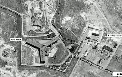 미 국무부가 5월 15일 공개한 시리아 사이드나야 군사감옥의 위성사진. 왼쪽 Y자형 건물은 수감자들이 갇힌 감옥으로, 오른쪽 ㄱ자형 건물은 사망자의 시신을 불태우기 위한 화장장으로 추정된다. 사진 출처 가디언 홈페이지