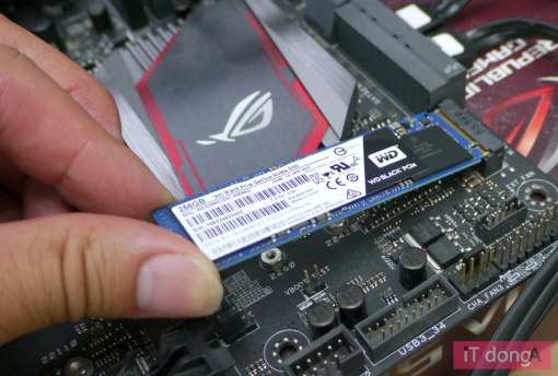 M.2 슬롯에 WD 블랙 PCIe SSD를 장착 하는 모습(출처=IT동아)