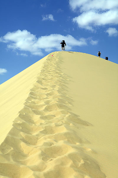 사막·오지 레이서 김경수씨가 사막의 거대한 모래언덕을 넘고 있다. 사진제공｜김경수