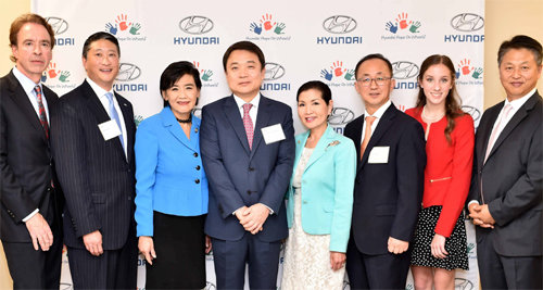 27일(현지 시간) 현대자동차 미국판매법인의 워싱턴사무소에서 열린 소아암 치료 사회공헌활동 ‘현대 호프 온 휠스’ 설명회에 참석한 정진행 현대차 사장(왼쪽에서 네 번째) 등이 기념 촬영을 하고 있다. 현대자동차 제공