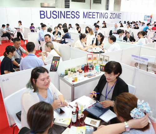 롯데홈쇼핑과 KOTRA가 공동 주관한 ‘한류상품박람회’에서 국내 중소기업인들이 대만 현지 유통 관계자들과 수출 상담을 하고 있다. 롯데홈쇼핑 제공