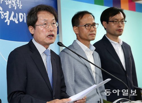 조희연 서울시교육감(왼쪽)이 28일 서울시교육청에서 외국어고와 자사고, 국제중 등 5개 학교 운영 성과를 재평가한 결과 모두 기준점을 넘어 재지정한다는 내용을 발표하고 있다. 전영한 기자 scoopjyh@donga.com