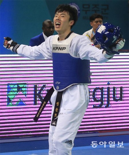 정윤조가 28일 2017 세계태권도연맹(WTF) 세계태권도선수권대회 남자 58kg 결승에서 금메달을 확정한 뒤 양을 활짝 벌린 채 기뻐하고 있다. 세계랭킹 105위로 세계선수권대회에 처음 출전한 정윤조는 준결승에서 세계랭킹 1위 카를로스 나바로, 결승에서 19위 미하일 아르타모노프를 격파하며 이변의 주인공이 됐다. 무주=박영철 기자 skyblue@donga.com
