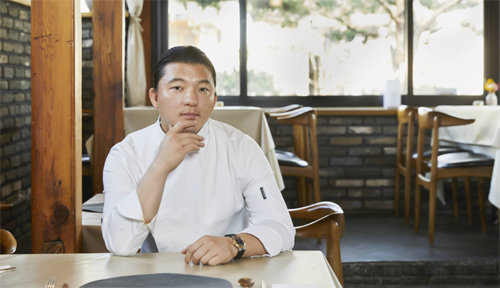 유현수 셰프는 전국의 5일장에서 요리에 대한 영감을 많이 받는다. 인터뷰 당일 새벽에도 경기 양평군 양평 5일장을 다녀왔다고 했다. 그는 “5일장에서는 요즘 대도시에선 팔지 않는 식재료들을 많이 볼 수 있다. 시장 할머니들과 이야기를 나누면서 보고 듣고 배우는 게 많다”고 말했다. 타이거맥주 제공