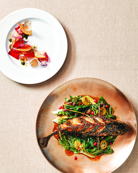 두레유의 ‘침채(沈菜)’ 샐러드(위)와 나물 어탕수. 침채는 김치의 어원이다. 이 샐러드는 물김치에무, 배추, 비트 등을 넣어 만들었다. 나물 어탕수는 우럭과 나물을 튀겨 우엉 간장 소스를 곁들였다. 유현수 씨 제공