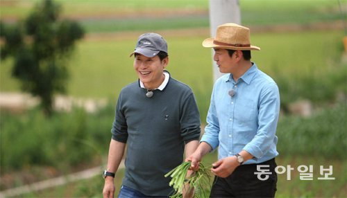 30일 오후 8시 20분 처음 방송되는 채널A ‘유쾌한 삼촌, 착한 농부를 찾아서’의 진행을 맡은 이연복 셰프(왼쪽)와 강레오 셰프. 이들은 이윤보단 건강한 식재료를 만드는 데 힘을 쏟는 착한 농·어부들을 소개하고, 지역의 제철 식재료를 활용한 특색 있는 요리를 선보일 예정이다. 채널A 제공