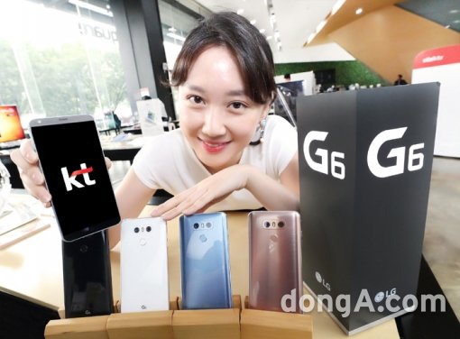 KT는 30일 LG전자의 새로운 G6 시리즈인 ‘G6+’와 ‘G6 32GB’를 출시하고 내달 초부터 전국 KT매장 및 직영 온라인 KT올레샵을 통해 본격적인 판매에 돌입한다고 밝혔다. 사진=KT제공