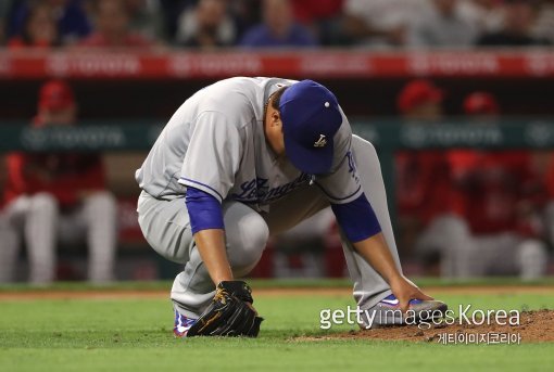 4회 안드렐톤 시몬스의 타구에 왼 발등을 강타당한 류현진. 사진=ⓒGettyimages이매진스