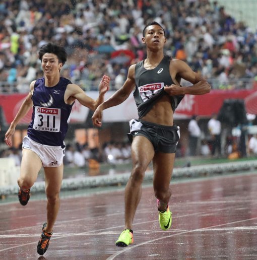 일본 선수권 남자 100m에서 우승한 사니 브라운(오른쪽). 왼쪽은 2위 타다. 아사히신문 제공