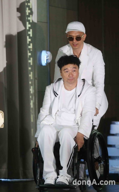 클론의 강원래(앞)와 구준엽이 29일 오후 서울 서토구 더 리버사이드호텔에서 열린 20주년 기념 앨범 발매 기자간담회에 참석하고 있다. 국경원 기자 onecut@donga.com