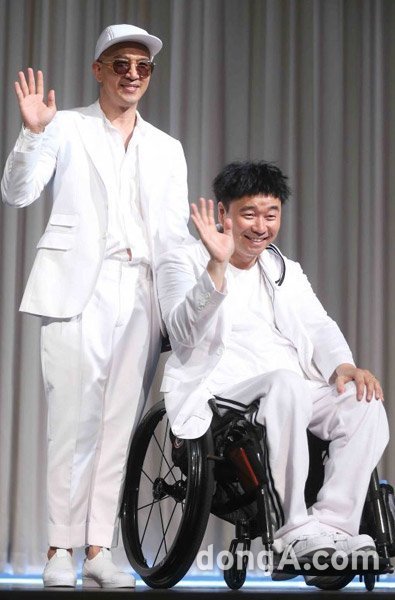 20주년 기념앨범을 위해 12년 만에 다시 클론으로 뭉친 구준엽(왼쪽)과 강원래가 29일 열린 기자회견에서 손을 흔들며 인사하고 있다. 동아닷컴 국경원 기자 onecut@donga.com