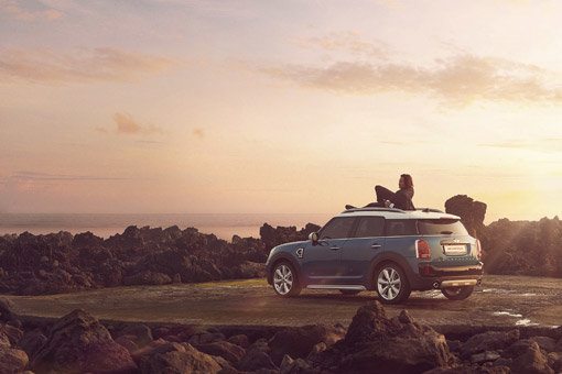 뉴 MINI 컨트리맨은 강인한 외관과 그에 걸맞은 강력한 성능은 물론 다양한 편의기능과 안전성까지 두루 갖춘 상품성으로 소비자들의 눈길을 사로잡고 있다. MINI는 브랜드 성장의 원동력이 될 뉴 MINI 컨트리맨에 대한 마케팅을 활발히 펼치고 있다. 광고모델로 류승범을 발탁해 ‘도전을 즐기는 모험가’라는 아이덴티티를 전했다.사진제공｜BMW코리아