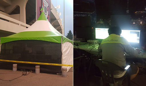 한국프로축구연맹은 28일 전국 6개 구장에서 열린 K리그 클래식 17라운드 전 경기에서 VAR 시뮬레이션을 실시했다. 28일 상주상무-울산현대전이 벌어진 상주시민운동장 외곽에 VAR실(왼쪽 사진)이 중계방송차량 앞에 설치됐다. VAR실 내부에서 오퍼레이터가 화면을 체크하고 있다. 연맹은 클래식 18라운드부터 VAR을 심판 판정에 반영한다. 상주 ｜ 최용석 기자 gtyong@donga.com