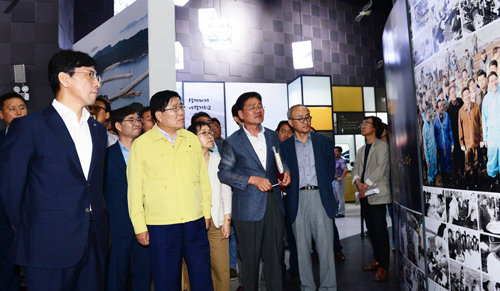 마무리 단계에 이른 충남 태안의 ‘서해안 유류 피해 극복기념관’을 찾은 안희정 충남도지사(왼쪽)와 한상기 태안군수(왼쪽에서 두 번째)가 당시 기록영상을 관람하고있다. 충남도 제공