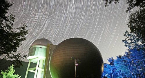 충북 증평군 증평읍 율리에 있는 좌구산 천문대 야경. 증평군 제공