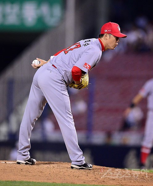 포수의 사인을 보고있는 박희수. 스포츠동아DB