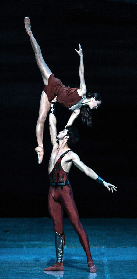 김지영(위)과 이재우의 2인무가 돋보이는 발레 스파르타쿠스. 국립발레단 제공