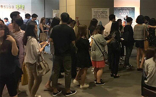 29일 저녁 개봉 첫날부터 ‘옥자’를 보기 위해 찾아온 관객들로 극장이 북적이고 있다. 씨네큐브 광화문 제공