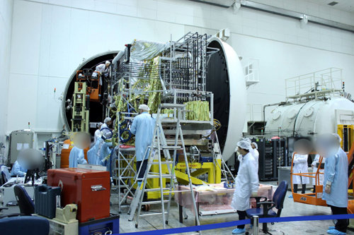 이스라엘 연구진이 우주 공간과 동일한 환경을 재현한 초대형 ‘열진공 체임버’를 활용해 자국의 통신위성 ‘아모스’의 내구성을 실험하고 있다. 이스라엘항공우주산업 제공