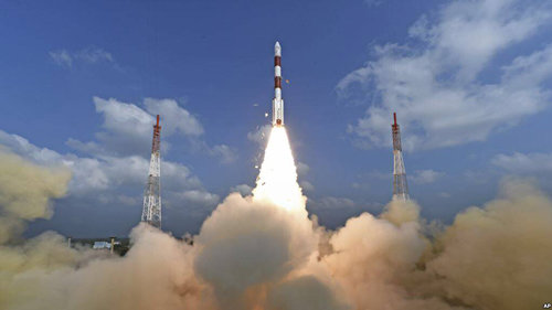 올해 2월 인도 스리하리코타의 사티시다완 우주센터에서 소형 인공위성 104개를 실은 인도의 우주발사체 ‘극궤도우주발사체(PSLV)-C37’가 우주를 향해 날아가고 있다. 유튜브 캡처