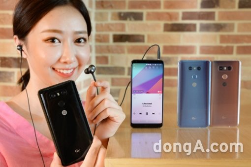 LG전자가 저장용량, 색상 등을 다양화한 LG G6 패밀리 제품인 ‘LG G6+(플러스)’와 LG G6 32GB 버전을 국내 이동통신 3사를 통해 30일 출시한다. 사진=LG전자 제공