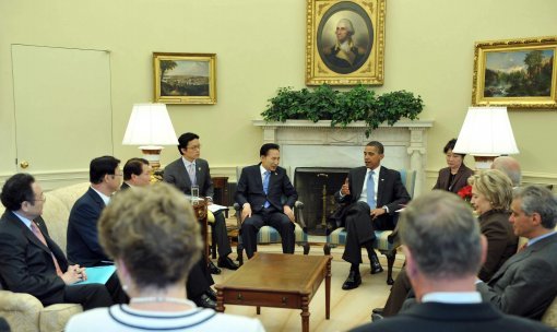 이명박 대통령과 버락 오바마 미국 대통령이 2009년 오벌 오피스에서 확대정상회담을 갖고 있다. 동아일보 DB