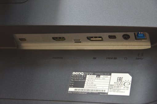 <SW320의 외부 입력 단자. 입력 단자 HDMI, DP, 미니DP 등 3개에 불과하다. 최고급 모니터 치고는 조금 아쉬운 구성이다>(출처=IT동아)