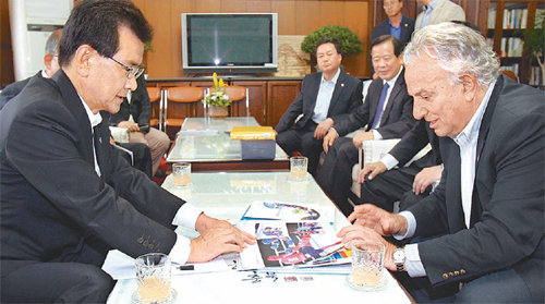 2019년 스포츠어코드컨벤션 유치에 나선 충북도가 관련 공청회를 열고 유치의향서를 제출한 뒤 스포츠어코드 회장을 만나는 등 적극적인 유치 활동을 벌이고 있다. 충북도 제공