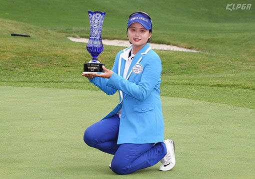 고교생 골퍼 최혜진은 한국여자프로골프(KLPGA) 투어 초정탄산수 용평리조트오픈 우승으로 ‘슈퍼 루키’의 계보를 이을 선두주자로 
부상했다. 8월 23일 이후로는 정식으로 KLPGA 투어에서 활동할 수 있어 남은 시즌 최혜진의 행보에 관심이 쏠린다. 사진제공｜KLPGA