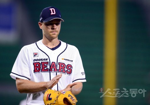 4일 잠실야구장에서 ‘2017 타이어뱅크 KBO 리그’ kt위즈와 두산베어스의 경기가 열렸다. 선발 투수로 등판한 두산 보우덴이 6회초 2사 상황에서 교체되며 박수를 치고 있다. 잠실 | 김종원 기자 won@donga.com